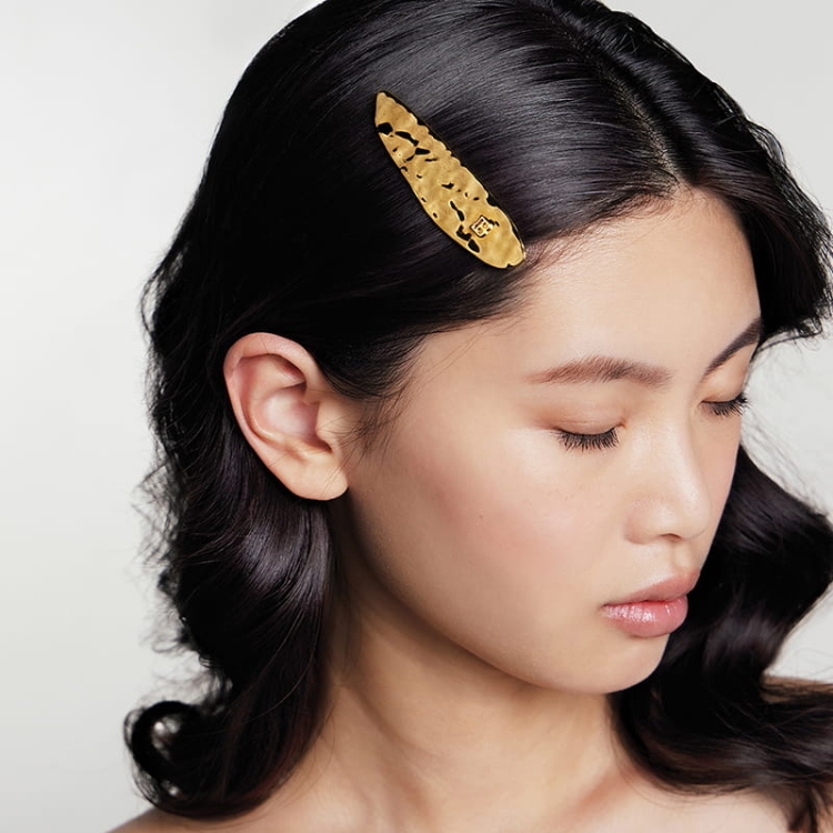 BalmainHair_Accessories_LimitedEdition_Printemps_Leaf_Slide_LE_HJ_PT_SLIDE_SS25_Model_01_SOCIAL_800x800..jpg