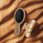 BalmainHair_Accessories_LimitedEdition_LocksOfGold_Accessoiries_Borstel_Clip_M_Set_C3_26_Mood_02_1200x1200.jpg