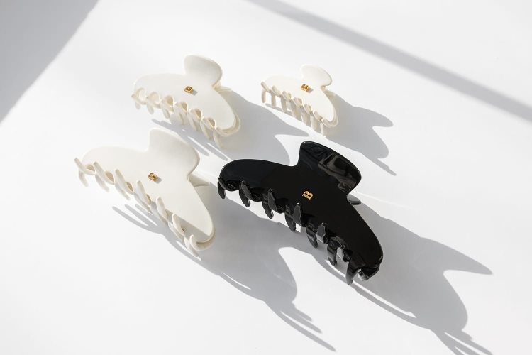 balmainhair_accessoires_hairclipcollection_mood_lr.JPG